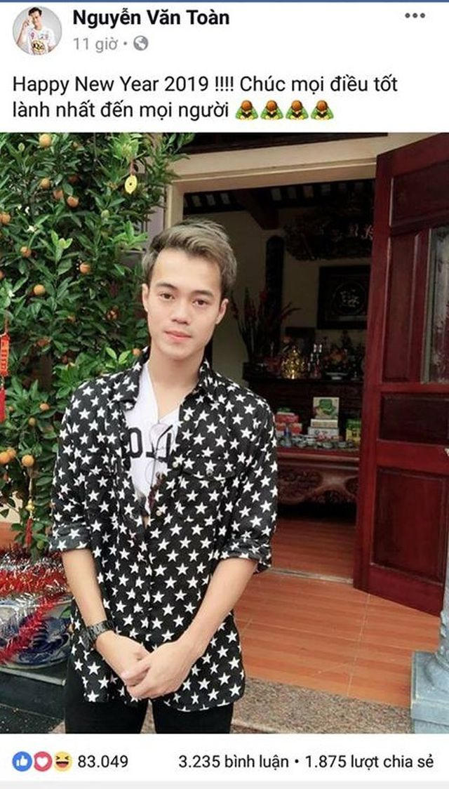 Văn Toàn chúc mọi người an lành với ngoại hình trưởng thành, không còn bộ tóc màu bạch kim.