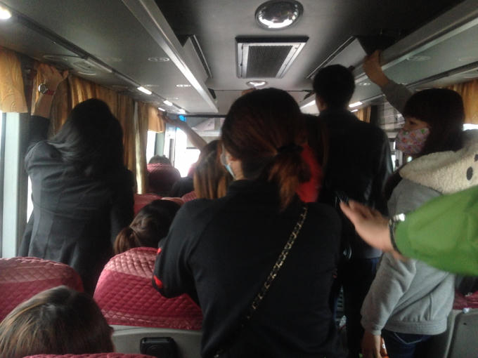 Nhiều người phải đứng từ Bắc Giang cho tới tận bến xe Gia Lâm