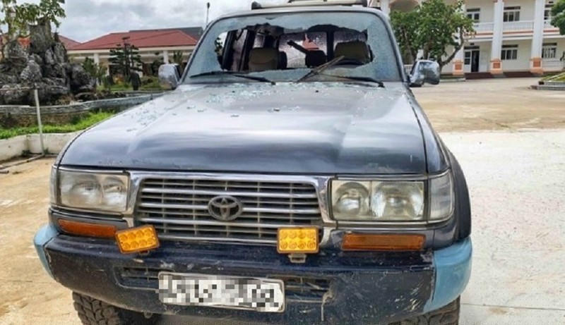 Chiếc ô tô của ông A bị đập phá  