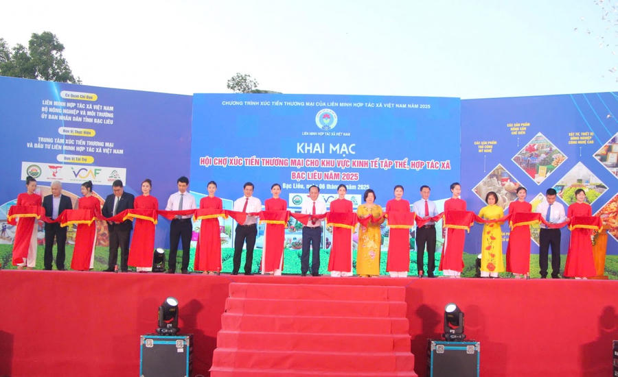 Đại biểu cắt băng khai mạc Hội chợ xúc tiến thương mại khu vực kinh tế tập thể, Hợp tác xã - Bạc Liêu năm 2025.