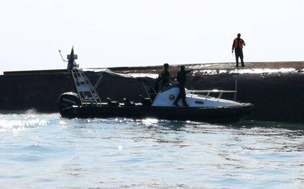 Hiện trường vụ lật tàu. Ảnh Reuters