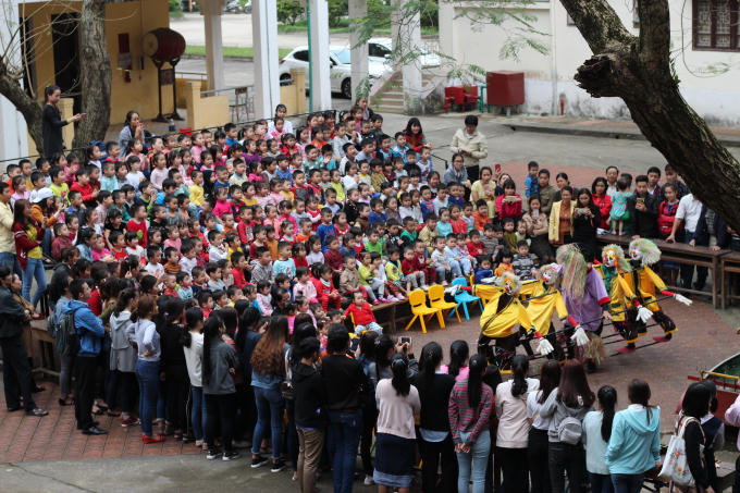 Các cháu trường Mầm non Họa Mi, thích thú xem múa rối nước tại sân trường