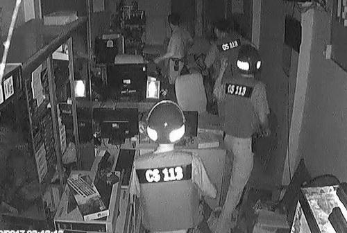 Cảnh sát ập vào bắt quả tang tên trộm. Ảnh: Cắt từ Clip
