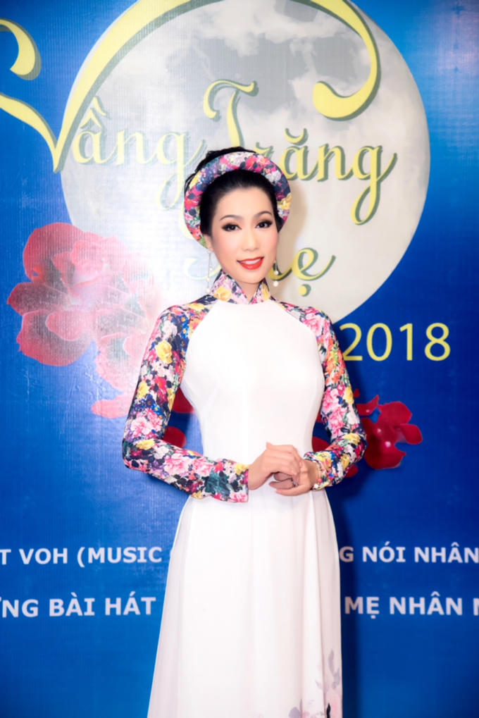 Trịnh Kim Chi duyên dáng áo dài hát