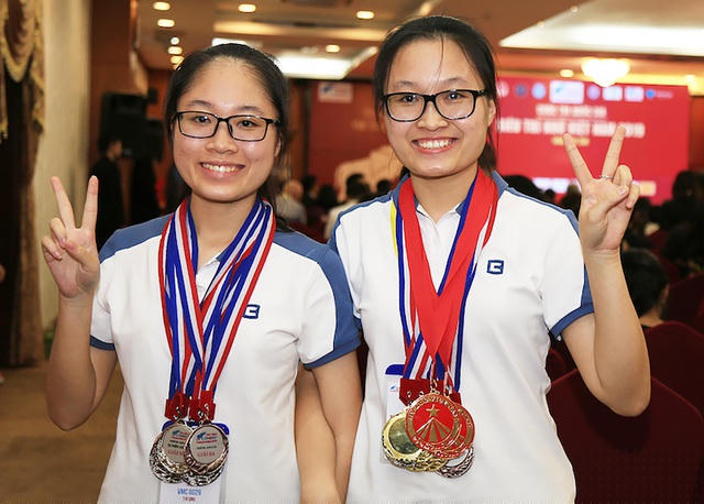 Đặng Ngọc Phương Trinh (bên phải) và chị gái Đặng Thu Hiền.
