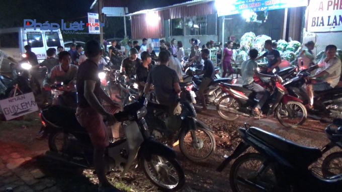 Bắc Giang: Hỗn loạn nơi cửa đền linh thi&ecirc;ng, người d&acirc;n g&acirc;y kh&oacute; khăn cho kh&aacute;ch h&agrave;nh hương?
