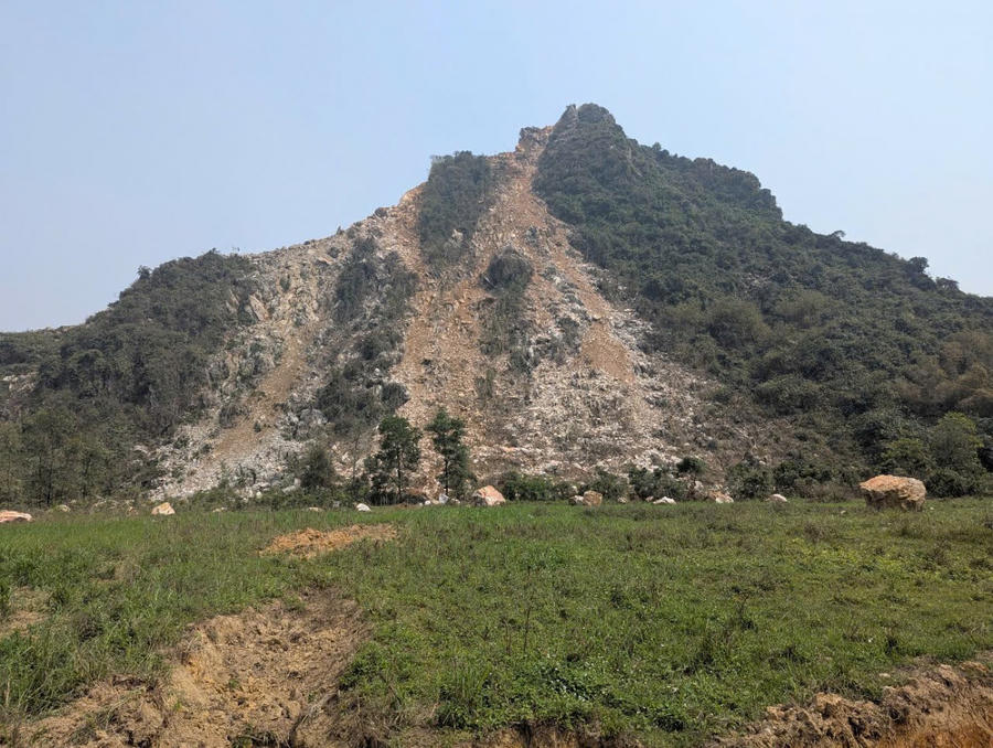Người dân cho biết, Công ty TNHH Khoáng sản Trang Huy nổ mìn khai thác đá, khiến đá từ đỉnh núi văng xa, lăn qua ruộng rồi lao thẳng vào nghĩa trang.