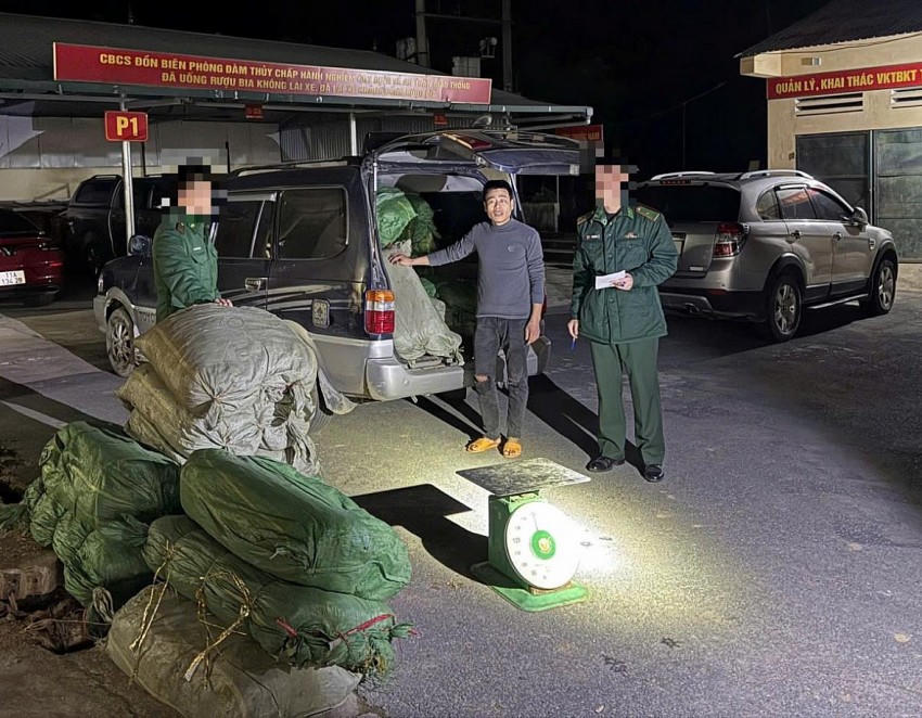 Đối tượng Đinh Văn Diễn cùng tang vật và phương tiện bị tạm giữ tại Đồn Biên phòng Đàm Thủy. (Ảnh: Nông Văn Tuấn).