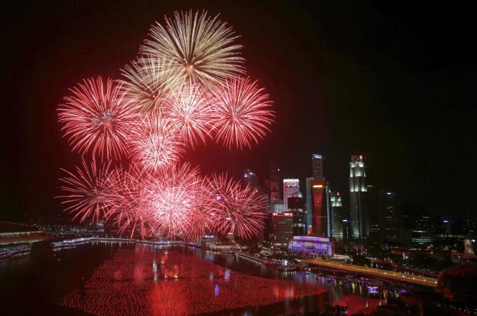 Pháo hoa rực sáng tại khu vực Vịnh Marina ở đảo quốc sư tử Singapore. (Ảnh: Reuters)