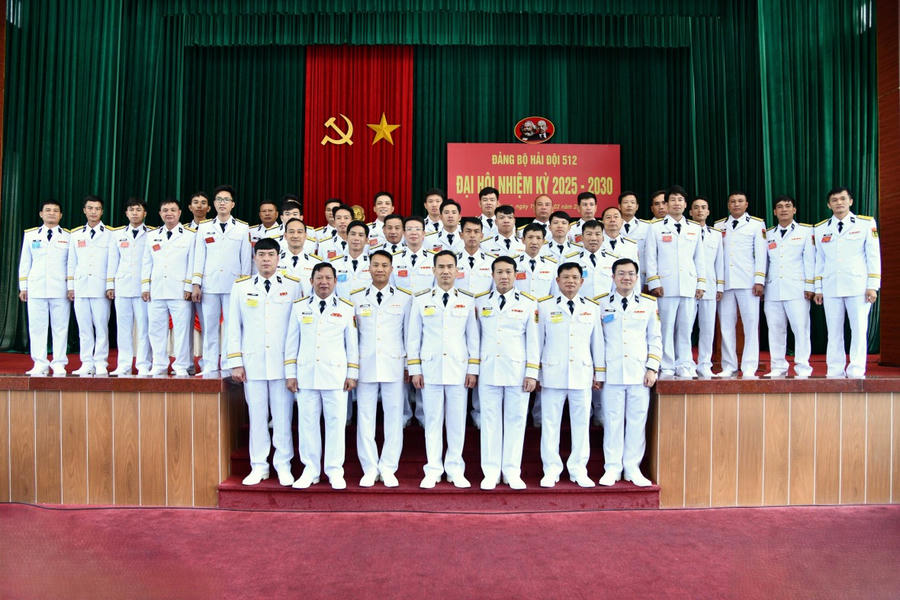 Chuẩn Đô đốc Nguyễn Hữu Thoan và các đại biểu tham dự đại hội chụp ảnh lưu niệm