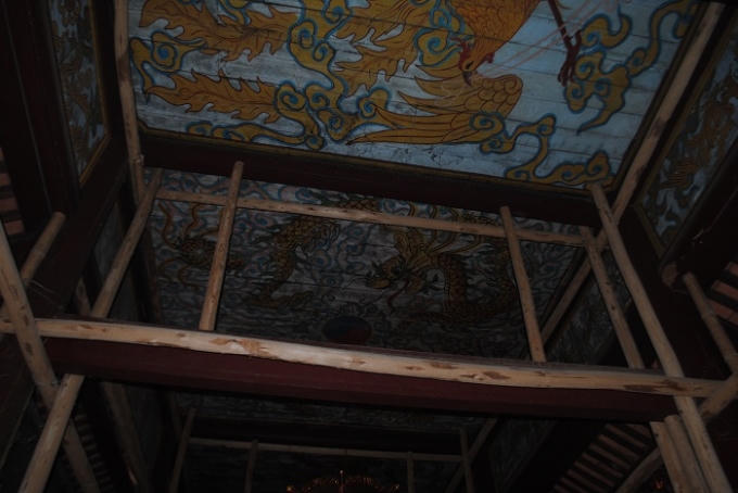 Cột kèo mối mọt được "mặc thêm áo" mới để chống đỡ cho khung nhà Hạ điện sắp sập. Ảnh Duy Ngợi