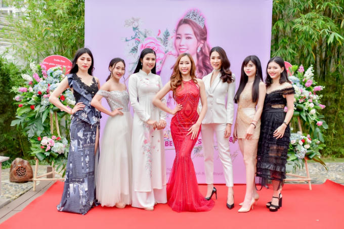 Hoa hậu Ngọc Hân tới chúc mừng Stella Đào trong sự kiện đầu năm