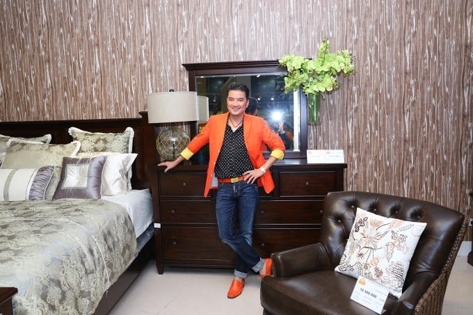 Ca sĩ Đàm Vĩnh Hưng nổi bật với thời trang màu cam sành điệu