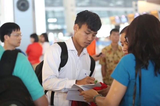 H&igrave;nh ảnh đo&agrave;n Olympic Việt Nam l&ecirc;n chuy&ecirc;n cơ về nước