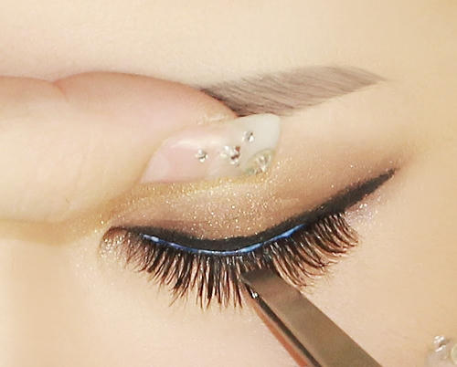 Các sản phẩm keo dính nếu bị dây vào giác mạc sẽ gây kích ứng thậm chí là tổn thương lâu dài. Ảnh: minh họa