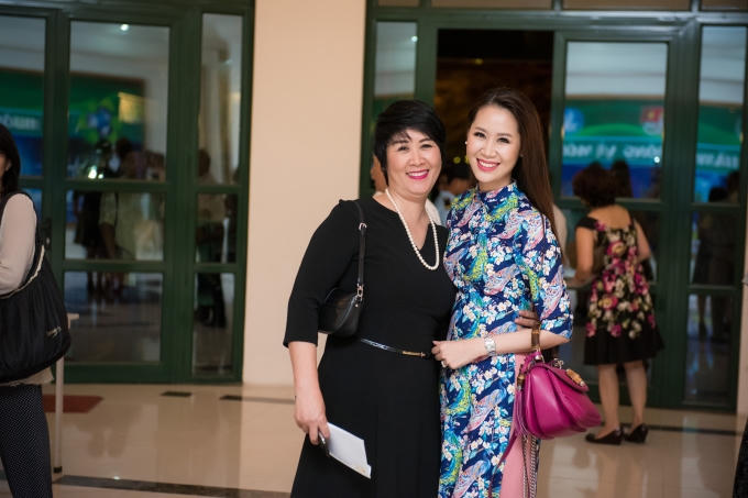 Vì hiếm khi em chồng mới biểu diễn ở quê nhà nên tối qua, Dương Thùy Linh đã mời bố mẹ đẻ và em ruột Đức Anh đến xem chương trình. Đây là lần hiếm hoi cả gia đình Hoa hậu xuất hiện. Cô diện chiếc áo dài do Hoa hậu Ngọc Hân thiết kế.