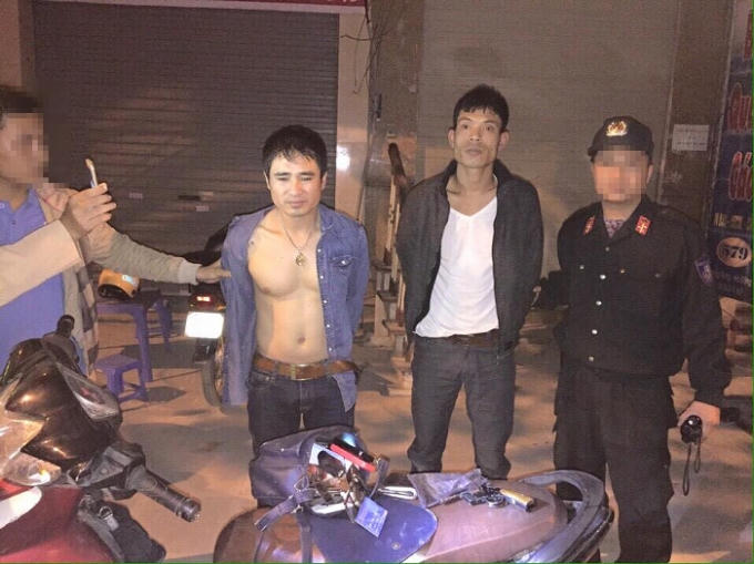 Hai đối tượng Nguyễn Văn Cường và Nguyễn Bá Cường khi bị kiểm tra.
