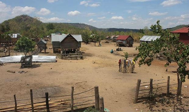 Làng Hek nằm biệt lập trên đỉnh núi Cheng Leng.