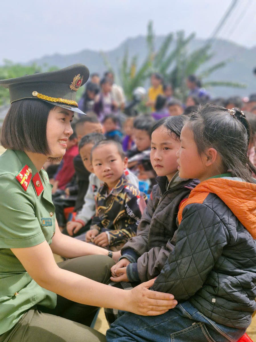 Trò chuyện cùng học sinh để thấy được đi học là niềm vui lớn của trẻ em nơi đây.