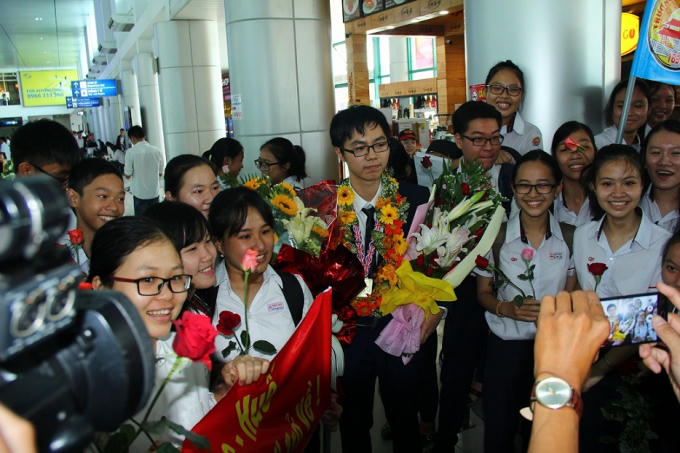 Rất đông các em học sinh đã tặng hoa, chúc mừng Đông Hưng khi vừa xuống máy bay.