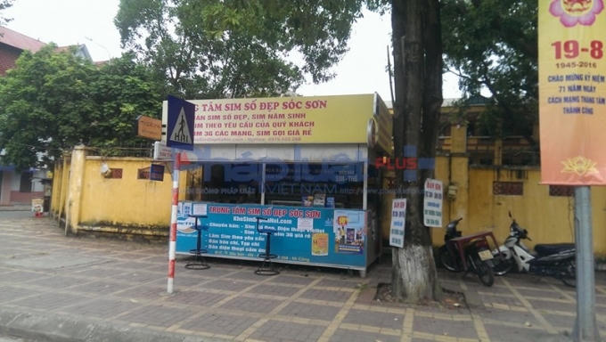Lấn chiếm vỉa hè cho người đi bộ.