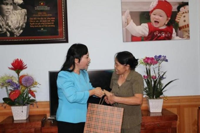 Bộ trưởng Bộ Y tế thăm hỏi, tặng quà cho nữ anh hùng La Thị Tám. Ảnh: Infonet