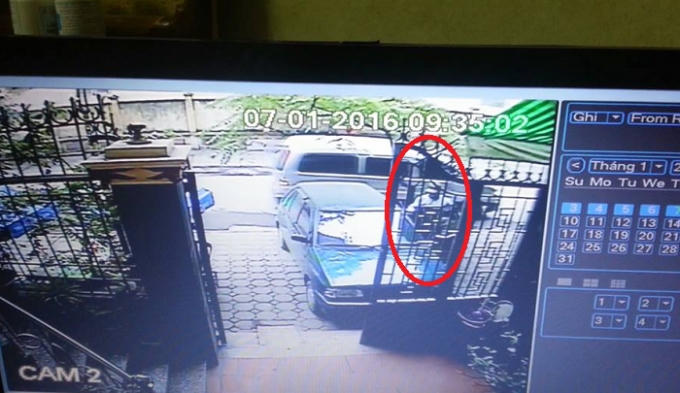 Hình ảnh nghi phạm được camara nhà ông Phi ghi lại (khoanh đỏ), ảnh cắt từ clip.