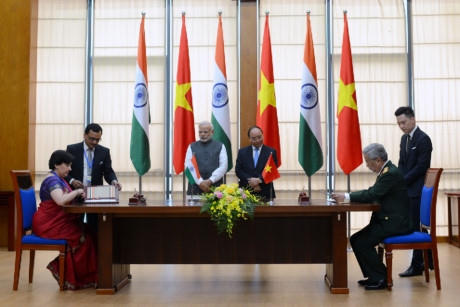 Thủ tướng Nguyễn Xuân Phúc và Thủ tướng Modi chứng kiến buổi ký kết thỏa thuận hợp tác quốc phòng giữa Thứ trưởng Quốc phòng Nguyễn Chí Vịnh với thư ký Bộ Ngoại vụ Ấn Độ Preeti Saran. Ảnh: Tiến Tuấn.