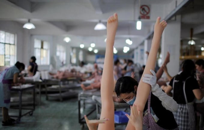Búp bê AI ở đây có giá từ 10.000 đến 50.000 nhân dân tệ (34-172 triệu đồng)