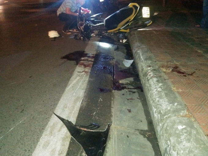  Sau vụ tai nạn 1 chiếc xe máy văng lên sát vỉa hè.
