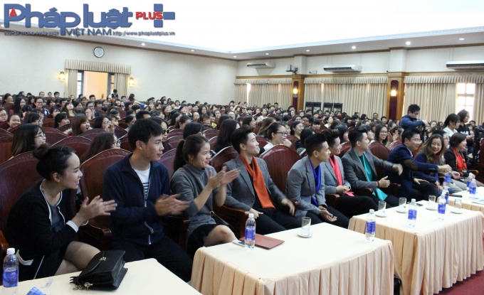 Nhiều sinh viên hào hứng với chủ đề "Lập nghiệp và hội nhập". (Ảnh: Đức Biên)