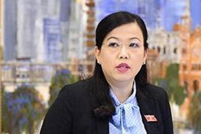 Tại phiên họp thứ 27 của Ủy ban Thường vụ Quốc hội về việc cho ý kiến về Luật Giáo dục sửa đổi, bà Nguyễn Thanh Hải, Trưởng ban Dân nguyện cho hay mỗi năm phụ huynh bỏ 1.000 tỷ mua sách giáo khoa nhưng chỉ dùng một lần, rất lãng phí. Bà Nguyễn Thanh Hải cho biết hiện cử tri rất bức xúc liên quan đến việc sách giáo khoa chỉ sử dụng một lần, quá lãng phí. Riêng năm học 2018-2019, Nhà xuất bản Giáo dục đưa ra 100 triệu bản sách giáo khoa và sang năm hoàn toàn không còn sử dụng được, chỉ có thể bán giấy vụn.  “Trung bình mỗi năm phụ huynh chi 1.000 tỷ đồng để mua sách giáo khoa. Việc sử dụng một lần chỉ do viết bài tập vào sách mà không phải lý do gì khác. Cử tri và đại biểu Quốc hội nói rất nhiều lần nhưng chưa có chuyển biến, đề nghị Chính phủ và Bộ GD-ĐT lần này quan tâm” - bà Nguyễn Thanh Hải phản ánh và cũng nhận định doanh thu, số lượng sách giáo khoa do Nhà xuất bản Giáo dục Việt Nam phát hành chiếm tỷ lệ lớn cho thấy “có gì đó mang tính độc quyền".