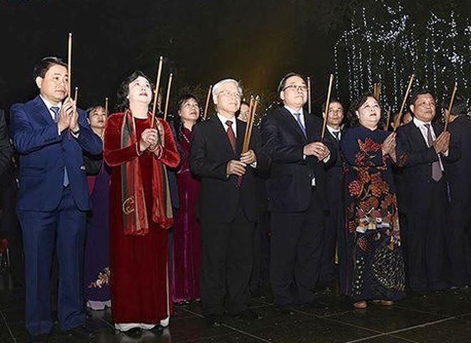 Tổng Bí thư thắp hương tại khu vực tượng đài vua Lý Thái Tổ.