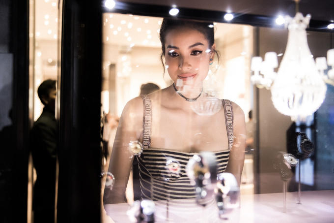 Phạm Hương trẻ trung, sang chảnh với váy sọc ngang thời thượng