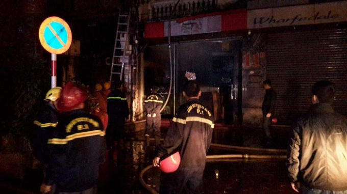 Lực lượng chức năng có mặt tại hiện trường để khống chế đám cháy.