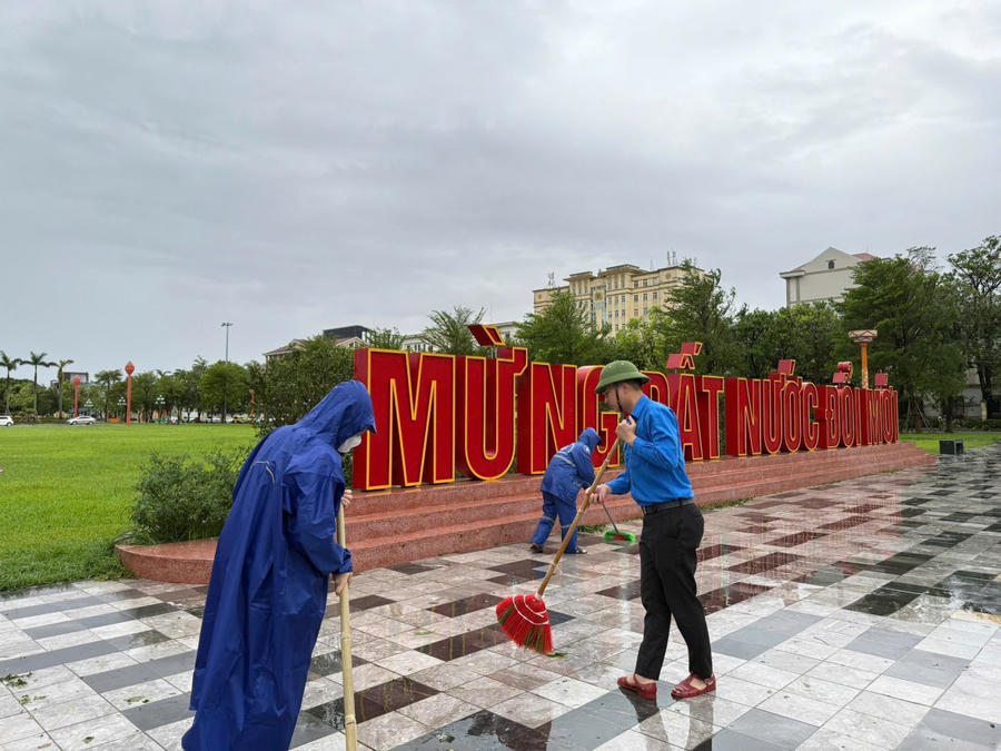 Tuổi trẻ Hà Tĩnh ra quân khắc phục hậu quả sau bão số 10.