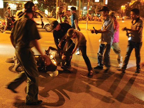 Cảnh sát vây bắt đối tượng "quái xế".