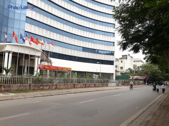Nằm tại vị trí sát ngã ba phố Chùa Hà và Tô Hiệu.
