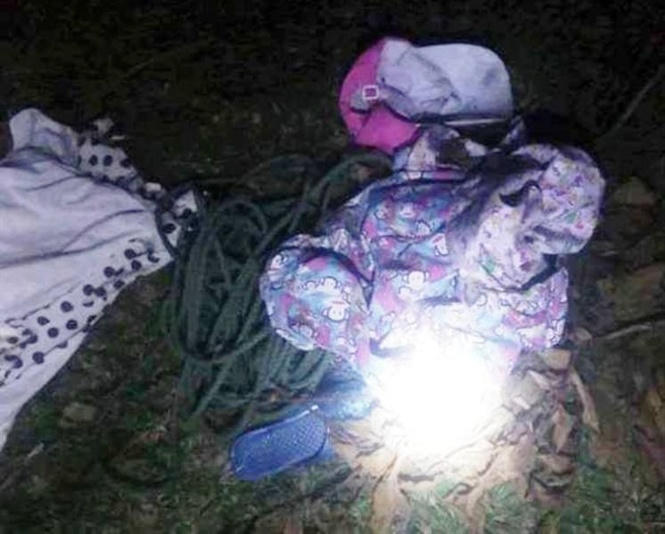 Sau khi gia đình cùng lực lượng chức năng tổ chức đi tìm kiếm thì bất ngờ phát hiện được toàn bộ quần áo cùng đôi dép của cháu T. vương vãi ở quanh khu vực chăn trâu.