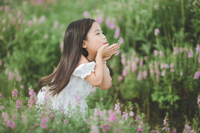 Bộ ảnh bé gái hồn nhiên như một thiên thần đang thu hút sự quan tâm của dân mạng.