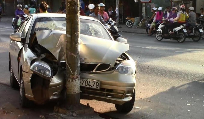 Đầu ô tô hư hoàn toàn sau khi đâm vào gốc cây