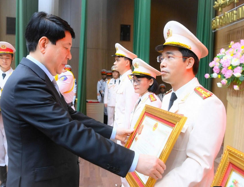Chủ tịch nước Lương Cường trao Huân chương Chiến công hạng Nhất cho Đại tá Trần Văn Phúc, Giám đốc Công an tỉnh Quảng Ninh.
