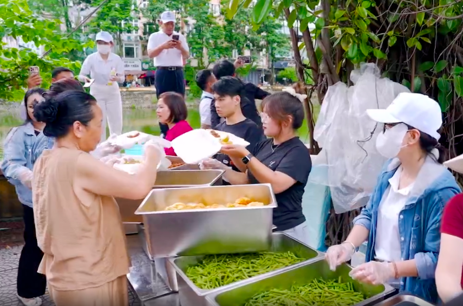 Những xuất cơm giàu dinh dưỡng, ấm áp tình người được nhóm thiện nguyện đưa đến tận tay từng người.