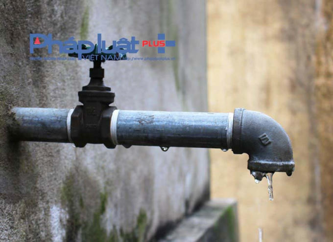Băng giá khiến người dân không sử dụng được nước sinh hoạt.