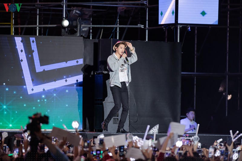 exo chanyeol doi non la, sehun chia se rat nho viet nam tai k-pop super concert hinh 11