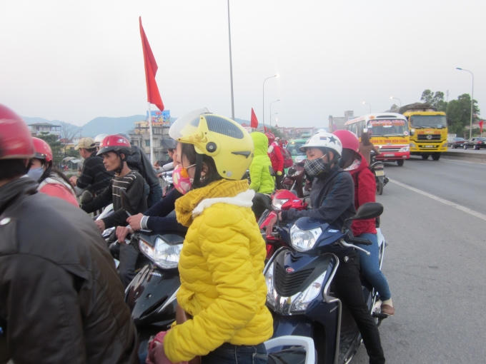 Người dân hiếu kì nên đứng rất đông trên đoạn cầu Đò Lèn thuộc QL 1A.