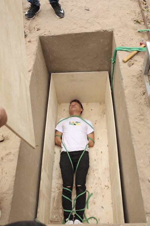Trần Đình Quý đã tự cho người trói mình bằng sợi dây nằm trong "quan tài".