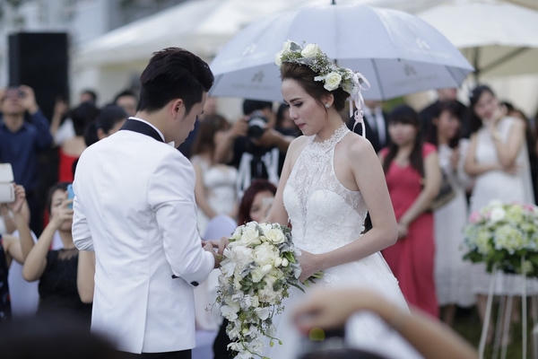 Diễm Hương xúc động trong giờ phút thiêng liêng. Ảnh: internet.