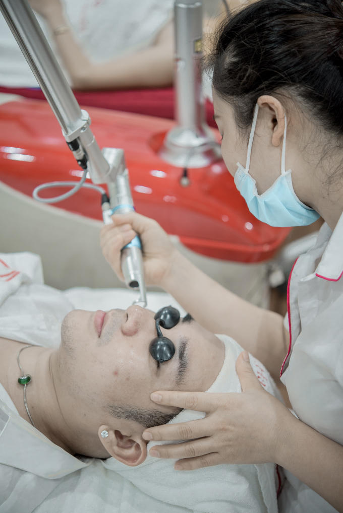 Với d&agrave;n kh&aacute;ch mời khủng như danh h&agrave;i Ho&agrave;i Linh, Phương Thanh, Đan Trường, Quang Dũng, Siu Black, Hương Tr&agrave;m. Đặc biệt c&oacute; sự g&oacute;p mặt nữ ho&agrave;ng ph&ograve;ng tr&agrave; Lệ Quy&ecirc;n.