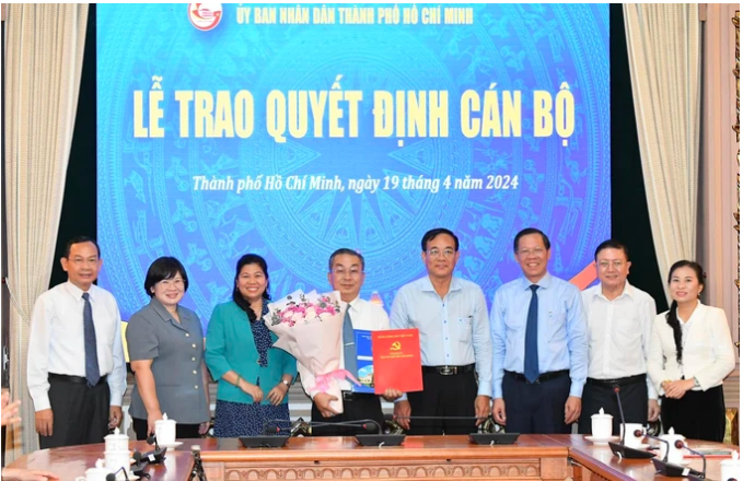 Chủ tịch UBND TP.HCM Phan Văn Mãi cùng các đại biểu chúc mừng ông Võ Ngọc Quốc Thuận. (Ảnh: TTBC)